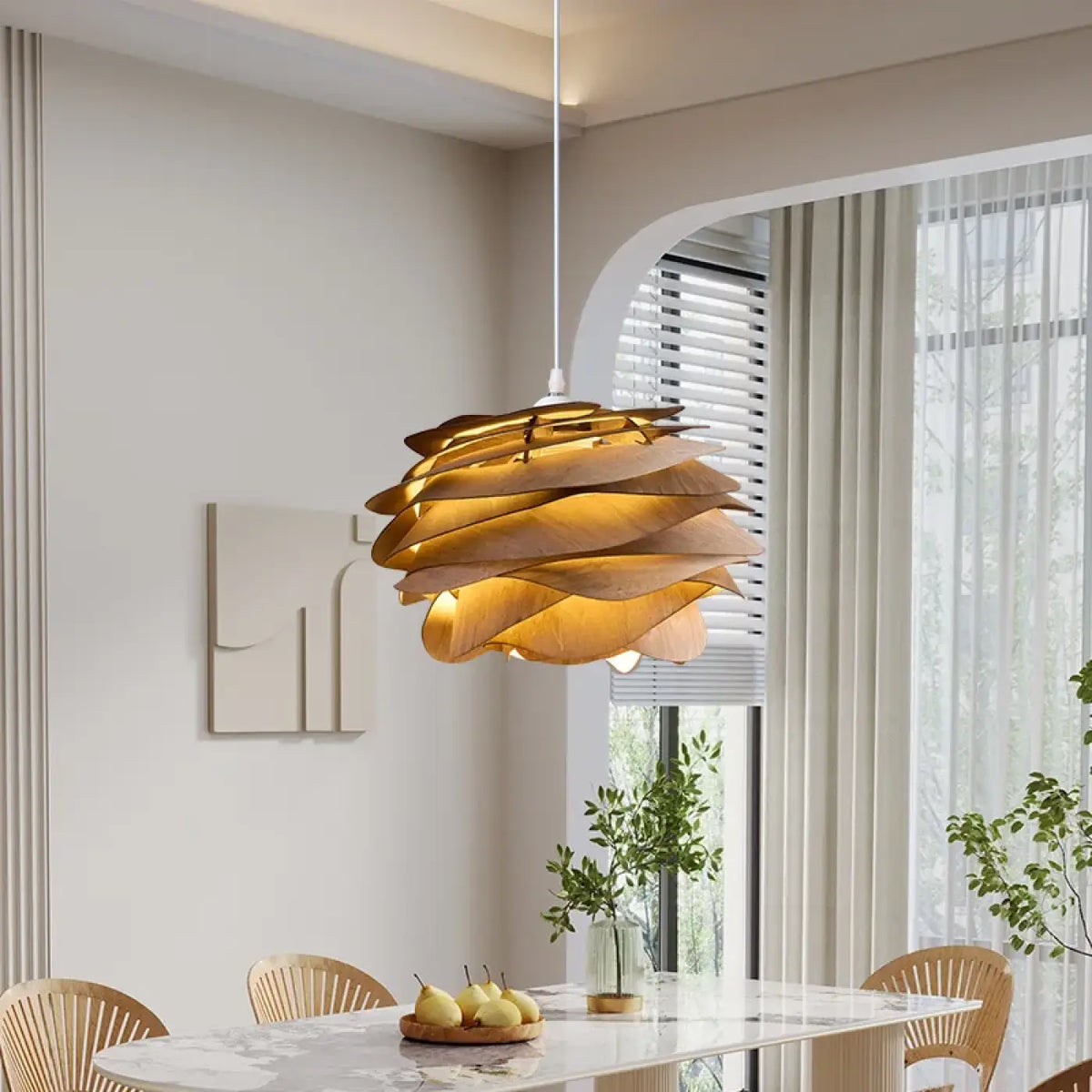 Suspension design pétales blancs