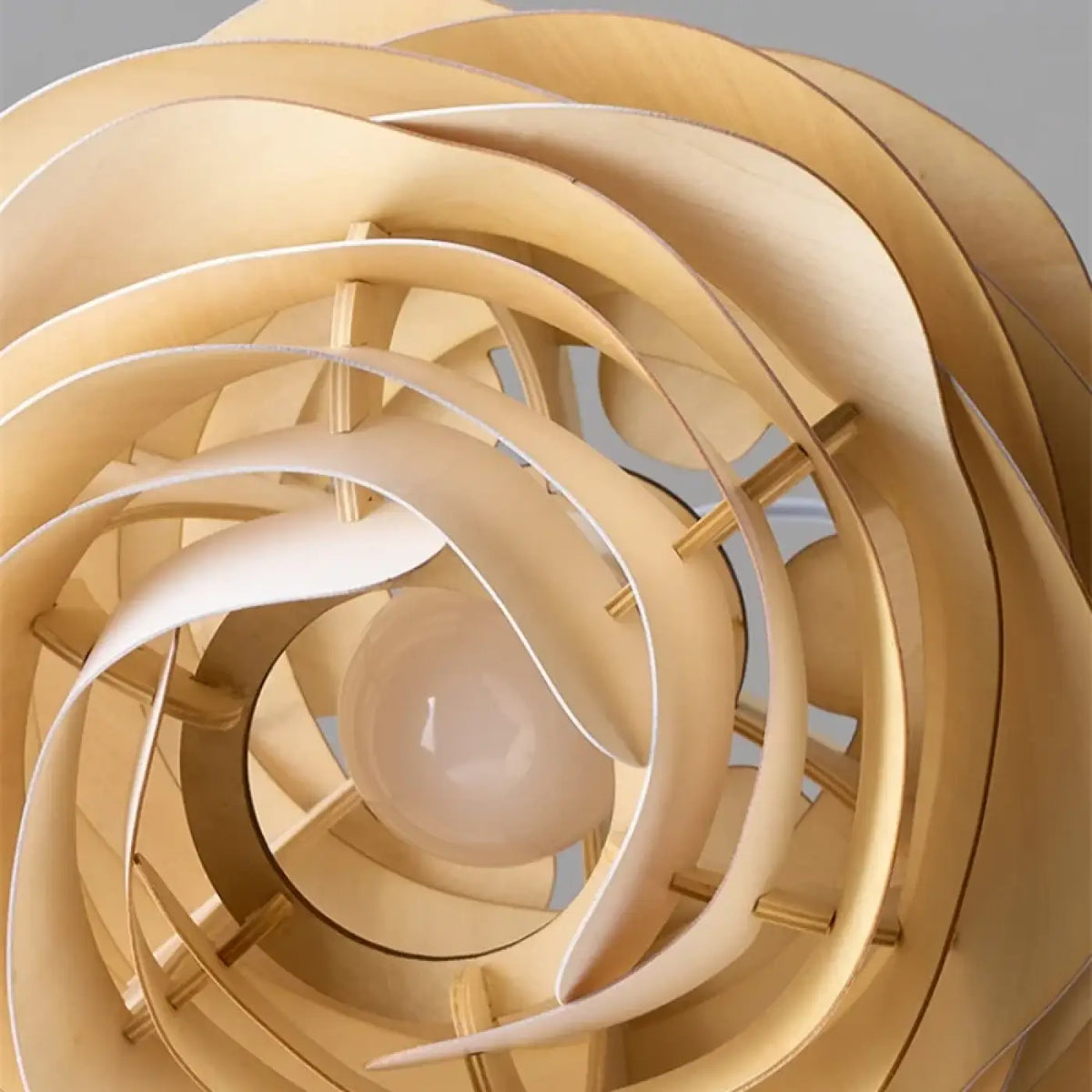 Suspension design pétales blancs